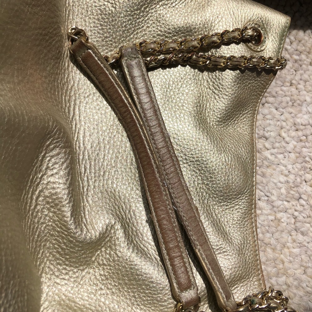 Tory Burch Thea Slouchy Chain Tote Bag in Gold - Picture 6 of 10